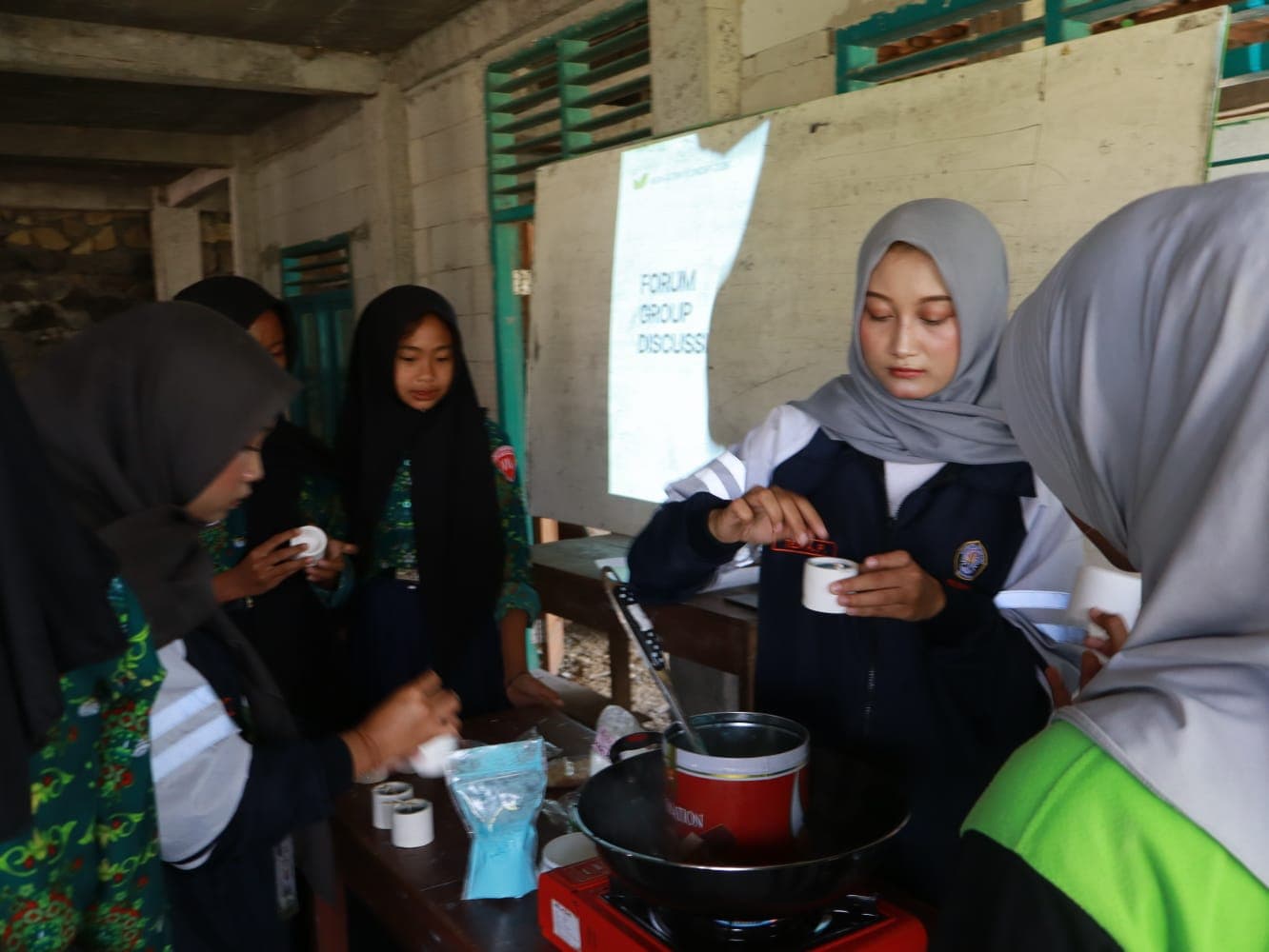 Kesadaran Kelola Limbah Masih Rendah, Mahasiswa KKN Universitas Diponegoro Ajak Siswa SMP NU 1 Wonosamodro Manfaatkan Minyak Jelantah